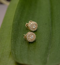 Carregar imagem no visualizador da galeria, Brinco em prata 925 com banho de ouro 18k, modelo pizza em Zircônias
