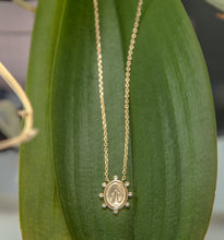 Carregar imagem no visualizador da galeria, Colar em prata 925 com banho de ouro 18k nossa senhora das graças oval
