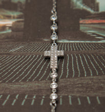 Carregar imagem no visualizador da galeria, Pulseira em prata 925 com banho de ródio e cruz em Zircônias

