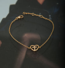 Carregar imagem no visualizador da galeria, Pulseira em prata com banho de ouro 18k coração cruz interna com Zircônias

