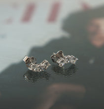 Carregar imagem no visualizador da galeria, Ear cuff em prata 925 com banho de ródio e Zircônias
