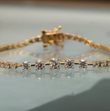 Carregar imagem no visualizador da galeria, Pulseira riviera em prata com banho de ouro 18k, Zirconias maiores no centro e menores nas laterais
