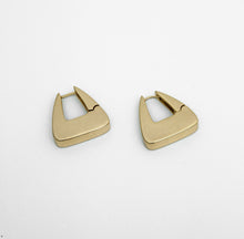Carregar imagem no visualizador da galeria, Brinco banhado a ouro 18K, modelo bolsinha quadrada
