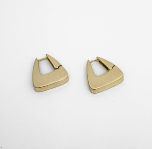 Brinco banhado a ouro 18K, modelo bolsinha quadrada