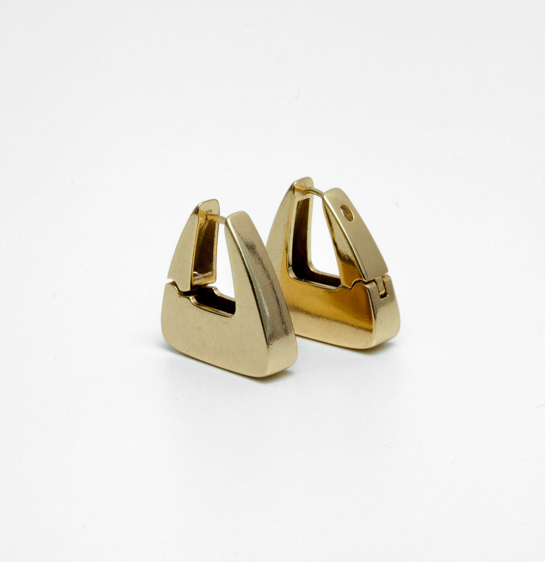 Brinco banhado a ouro 18K, modelo bolsinha quadrada