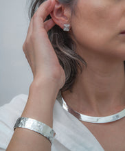 Carregar imagem no visualizador da galeria, Bracelete banho de rodio martelado
