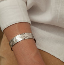 Carregar imagem no visualizador da galeria, Bracelete banho de rodio martelado
