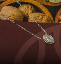 Carregar imagem no visualizador da galeria, Colar em prata 925 com banho de ródio oval santa nossa senhora das graças com bolinha em volta
