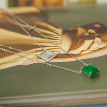 Carregar imagem no visualizador da galeria, Escapulário em prata 925 com banho de ródio, retângulo em zircônia esmeralda fusion, nossa senhora aparecida com Zirconias em volta
