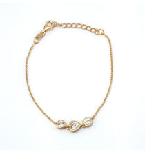 Carregar imagem no visualizador da galeria, Pulseira prata 925 com banho de ouro 18k 3 corações cravação inglesa Zircônias
