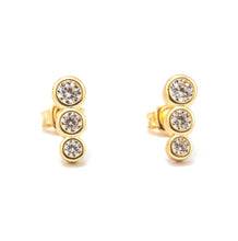 Carregar imagem no visualizador da galeria, Brinco em prata 925 com banho de ouro 18k 3 solitários Zirconias decrescentes cravação inglesa

