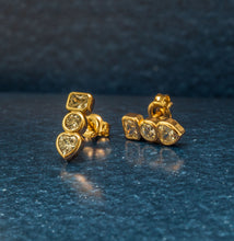 Carregar imagem no visualizador da galeria, Brinco em prata 925 com banho de ouro 18k amarelo com 3 elementos, retângulo, solitário e coração com Zirconias cravação inglesa
