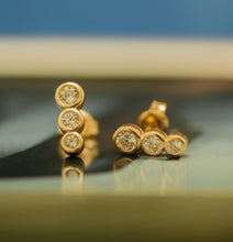 Carregar imagem no visualizador da galeria, Brinco em prata 925 com banho de ouro 18k 3 solitários Zirconias decrescentes cravação inglesa
