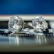 Carregar imagem no visualizador da galeria, Brinco em prata 925 com banho de ródio, zircônia oval 4 garras
