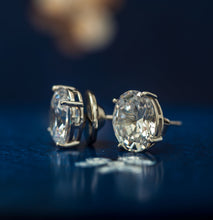 Carregar imagem no visualizador da galeria, Brinco em prata 925 com banho de ródio, zircônia oval 4 garras
