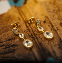 Carregar imagem no visualizador da galeria, Brinco em prata 925 no banho de ouro 18k amarelo, 3 ovais crescentes Zirconias cravação inglesa
