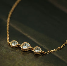 Carregar imagem no visualizador da galeria, Pulseira prata 925 com banho de ouro 18k 3 corações cravação inglesa Zircônias
