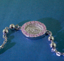 Carregar imagem no visualizador da galeria, Pulseira prata 925 com banho de ródio nossa senhora das graças oval, Zirconias kunzita  em volta

