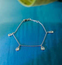 Carregar imagem no visualizador da galeria, Pulseira em prata 925 com banho de ródio 4 gotas Zirconias cravação inglesa
