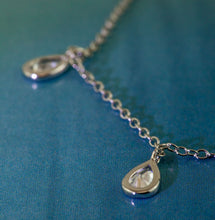 Carregar imagem no visualizador da galeria, Pulseira em prata 925 com banho de ródio 4 gotas Zirconias cravação inglesa
