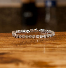 Carregar imagem no visualizador da galeria, Pulseira em prata 925 com banho de ródio mini flores Zirconias
