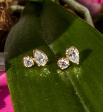 Carregar imagem no visualizador da galeria, Brinco em prata 925 com banho de ouro 18k com 1 solitário e 1 gota de Moissanite
