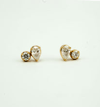 Carregar imagem no visualizador da galeria, Brinco em prata 925 com banho de ouro 18k com 1 solitário e 1 gota de Moissanite
