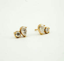 Carregar imagem no visualizador da galeria, Brinco em prata 925 com banho de ouro 18k com 1 solitário e 1 gota de Moissanite
