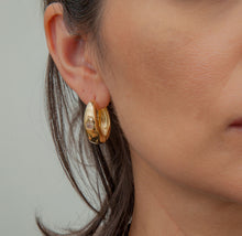 Carregar imagem no visualizador da galeria, Argola lisa banhada a ouro 18k com 1 zirconia
