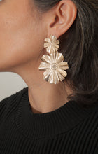 Carregar imagem no visualizador da galeria, Brinco banhado a ouro 18K fosco, 2 flores
