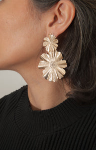 Brinco banhado a ouro 18K fosco, 2 flores