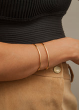 Carregar imagem no visualizador da galeria, Bracelete banhado a ouro 18K contorno
