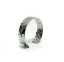 Carregar imagem no visualizador da galeria, Bracelete banho de rodio martelado
