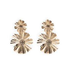 Carregar imagem no visualizador da galeria, Brinco banhado a ouro 18K fosco, 2 flores
