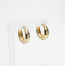 Carregar imagem no visualizador da galeria, Argola lisa banhada a ouro 18k com 1 zirconia
