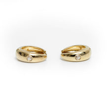 Carregar imagem no visualizador da galeria, Argola lisa banhada a ouro 18k com 1 zirconia
