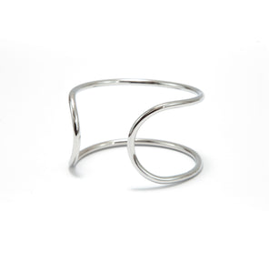 Bracelete aberto curva banhado a rodio
