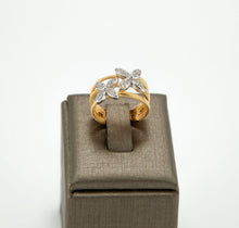 Carregar imagem no visualizador da galeria, Anel em prata 925 banhado a ouro 18k com 2 flores de zirconias no banho de rodio
