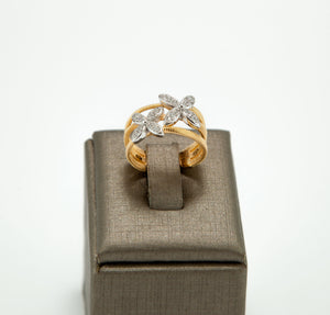 Anel em prata 925 banhado a ouro 18k com 2 flores de zirconias no banho de rodio