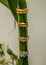 Carregar imagem no visualizador da galeria, Anel em prata 925 banhado a ouro 18K com zirconias
