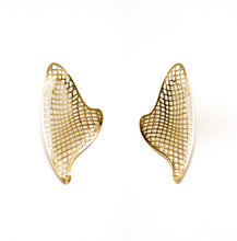 Carregar imagem no visualizador da galeria, Brinco banhado a ouro 18k lateral vazado
