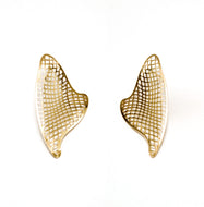 Brinco banhado a ouro 18k lateral vazado