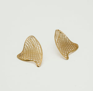 Brinco banhado a ouro 18k lateral vazado