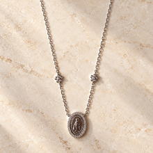 Carregar imagem no visualizador da galeria, Colar em prata 925 com banho de ródio nossa senhora das graças e florzinhas em Moissanite
