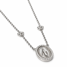 Carregar imagem no visualizador da galeria, Colar em prata 925 com banho de ródio nossa senhora das graças e florzinhas em Moissanite
