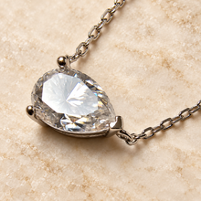 Carregar imagem no visualizador da galeria, Colar em prata com banho de ródio com gota lateral em Moissanite
